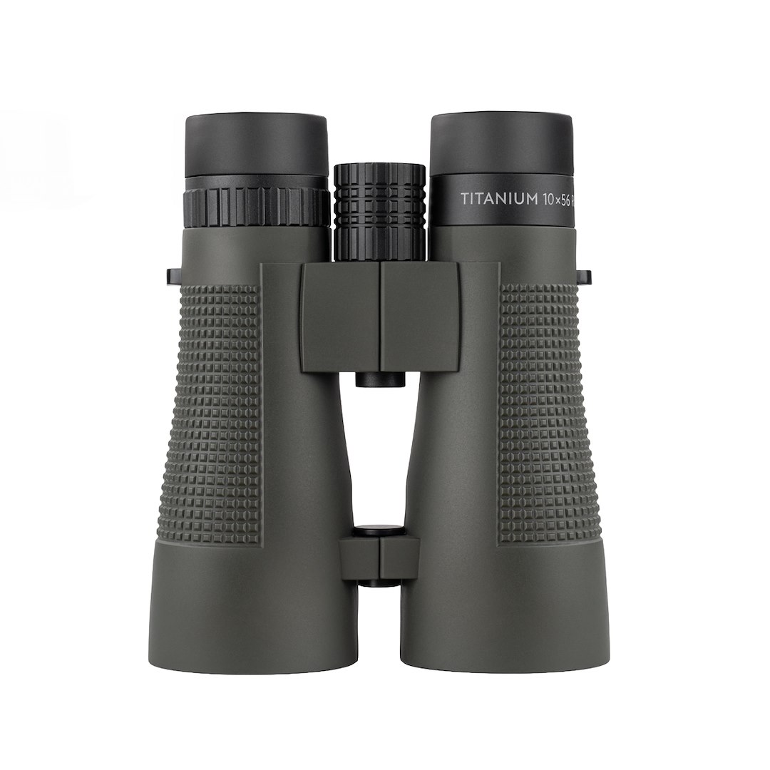 Widok ogólny myśliwskiej lornetki Delta Titanium 10x56 ROH Gen2, prezentujący kompaktowy, pokryty antypoślizgową gumą aluminiowy korpus idealny do nocnych i dziennych obserwacji łowiska.