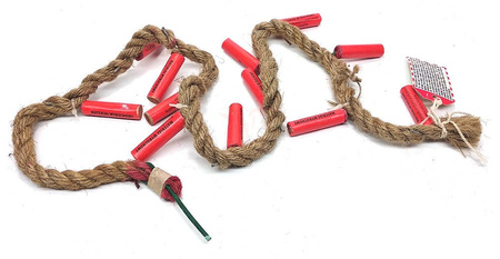 Widok ogólny na skuteczny sznur hukowy HUKER z 12 zintegrowanymi petardami. Ten autonomiczny odstraszacz dzikich zwierząt i ptaków przeznaczony jest do sześciogodzinnej, ciągłej ochrony upraw rolnych oraz sadów.