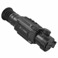 Celownik termowizyjny Hikmicro Thunder TH35P 2.0 widok pod kątem, doskonale nadający się do precyzyjnego strzelania w trudnych warunkach oświetleniowych.
