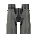 Lornetka myśliwska Delta Forest 12x50 Gen3 widziana z przodu. Wytrzymała obudowa ze stopu magnezowo-aluminiowego z antypoślizgową gumą zapewnia stabilność podczas obserwacji o dużym przybliżeniu.