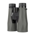 Rzut pod kątem na lornetkę Delta Forest 12x50 trzeciej generacji. Widoczne szerokie obiektywy o średnicy 50 mm, które zbierają optymalną ilość światła w warunkach leśnych.