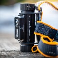 Boczny profil myśliwskiej latarki czołowej Fenix HM70R, ukazujący ergonomiczny pasek mocujący oraz pancerną obudowę z certyfikatem szczelności IP68, skrywającą pojemny akumulator 21700.