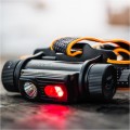 Widok czołówki Fenix HM70R z aktywną podwójną diodą Everlight 2835 emitującą dyskretne, czerwone światło, które ułatwia adaptację oka w ciemności i nie płoszy zwierzyny podczas nocnych łowów.