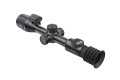 Dynamiczne ujęcie termowizora Nocpix BOLT H50R od strony okularu pod kątem, podkreślające masywną konstrukcję oraz powiększoną źrenicę wyjściową ułatwiającą szybkie złożenie się do strzału.