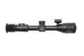 Prawa strona termowizora Nocpix BOLT H50R, prezentująca uszczelnioną obudowę z certyfikatem IP67 oraz łatwo dostępną pokrywę przedziału na wymienne ogniwo 18650 systemu zasilania.