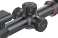 Zbliżenie na innowacyjny przedział zasilania Dual-battery celownika Nocpix BOLT H50R, pokazujące bezproblemowy dostęp do wymiennego ogniwa 18650 podczas wielogodzinnej, nocnej zasiadki.