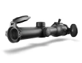 Rzut pod kątem na zaawansowaną optykę Swarovski Z8i Plus 1-8x24, prezentujący duży okular z szerokim eyeboxem gwarantującym błyskawiczne celowanie na zbiorówkach.