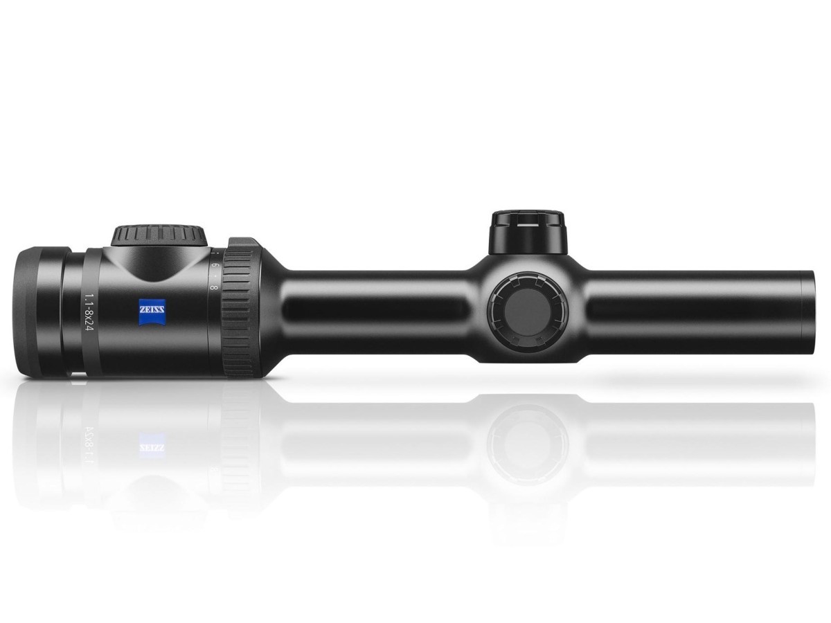 Boczny profil lunety biegowej ZEISS V8 1.1-8x24 z tubusem 30 mm. Kompaktowa optyka myśliwska zaprojektowana do polowań pędzonych i szybkiego namierzania celu.