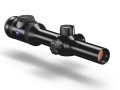 Rzut pod kątem na lunetę celowniczą ZEISS V8 1.1-8x24 z widocznym obiektywem. Powłoki LotuTec odprowadzają wodę, zapewniając czysty obraz podczas dynamicznych polowań w deszczu.