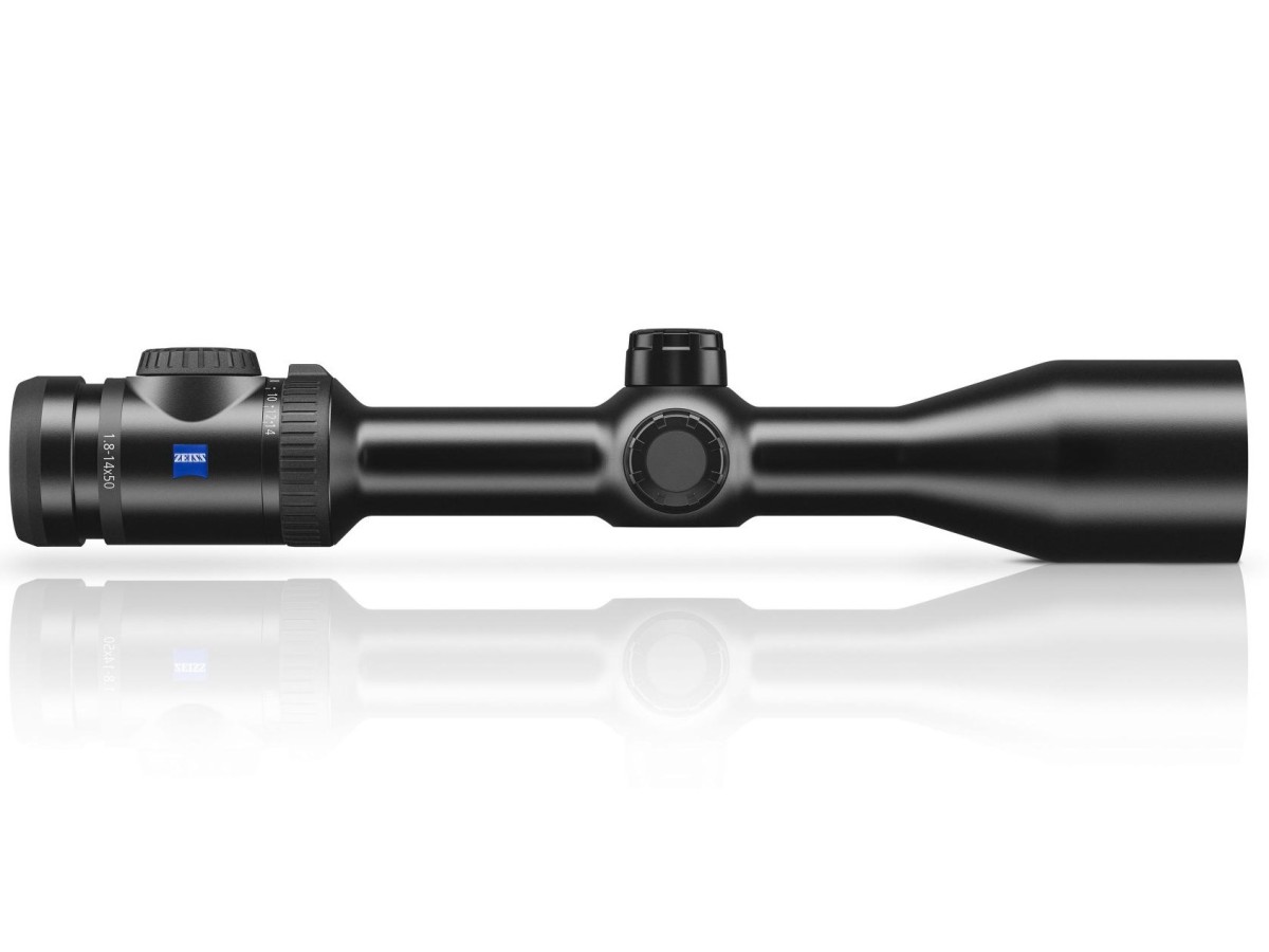 Boczny profil uniwersalnej lunety celowniczej ZEISS V8 1.8-14x50, ukazujący wytrzymały tubus o średnicy 30 mm oraz precyzyjne wieżyczki. Optyka myśliwska zaprojektowana do polowań pędzonych i strzałów na dalekie dystanse.