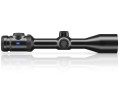 Boczny profil uniwersalnej lunety celowniczej ZEISS V8 1.8-14x50, ukazujący wytrzymały tubus o średnicy 30 mm oraz precyzyjne wieżyczki. Optyka myśliwska zaprojektowana do polowań pędzonych i strzałów na dalekie dystanse.