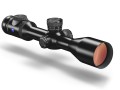 Rzut pod kątem na lunetę myśliwską ZEISS V8 1.8-14x50 z widocznym obiektywem 50 mm. Szkła SCHOTT z hydrofobową powłoką LotuTec gwarantują wyjątkową jasność obrazu i 92% transmisji światła.