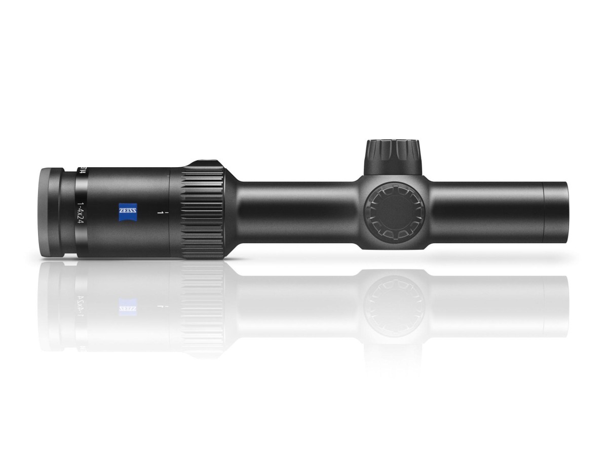 Boczny profil lekkiej lunety biegowej Zeiss Conquest V4 1-4x24. Kompaktowy, 30-milimetrowy aluminiowy tubus wypełniony azotem gwarantuje pełną wodoodporność i niezawodność podczas intensywnych polowań zbiorowych.