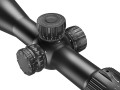 Zbliżenie na zabezpieczone zakrywkami wieżyczki regulacyjne lunety myśliwskiej Zeiss Conquest V4 1-4x24, umożliwiające precyzyjne wprowadzanie korekt siatki celowniczej nr 60 w dynamicznych warunkach łowiska.