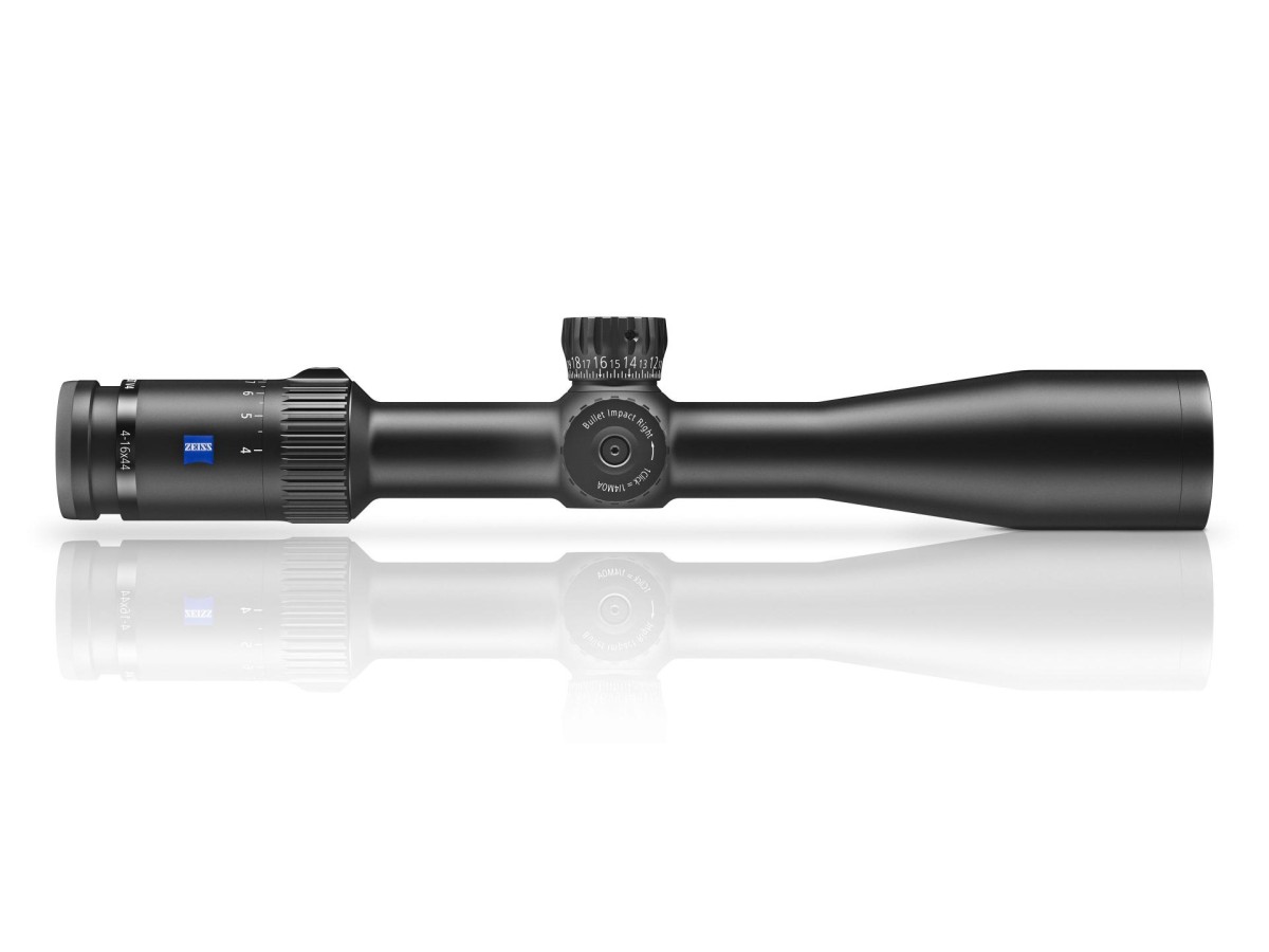 Boczny profil lekkiej lunety myśliwskiej Zeiss Conquest V4 4-16x44. Widok ukazuje kompaktowy, 30-milimetrowy tubus wypełniony azotem, idealny do aktywnego podchodu i polowań w trudnym terenie górskim.