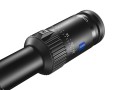 Widok na okular celownika myśliwskiego Zeiss Conquest V4 4-16x44. Ujęcie prezentuje układ optyczny pokryty powłokami antyrefleksyjnymi T* oraz hydrofobową warstwą LotuTec z modułem podświetlenia siatki.