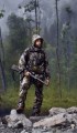 Myśliwy w trudnym terenie ze sztucerem Blaser R8 Professional 2.0 Silence, ilustruje doskonały balans i zredukowany podrzut broni.