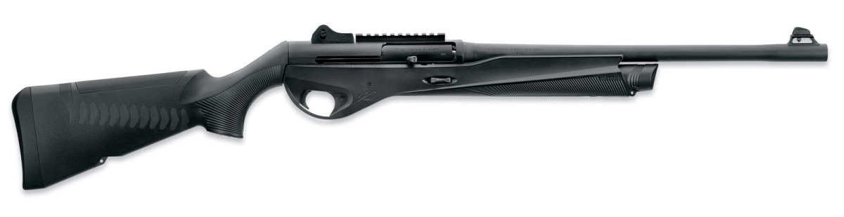 Strzelba samopowtarzalna Benelli Vinci Tactical kaliber 12/76 zaprezentowana w pełnym profilu, ukazująca czarną matową osadę z technopolimeru dedykowaną do strzelectwa dynamicznego.