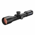 Luneta Zeiss Conquest V6 2,5-15x56 z obiektywem widocznym pod kątem, wyświetlająca zaawansowaną konstrukcję optyczną i wysoką jakość wykonania. Idealna do obserwacji w terenie.