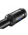 Zbliżenie na końcówkę lunety Zeiss Conquest V6 2,5-15x56, prezentujące precyzyjne wykończenie oraz optykę wysokiej wydajności. Idealna do nocnych polowań i obserwacji.