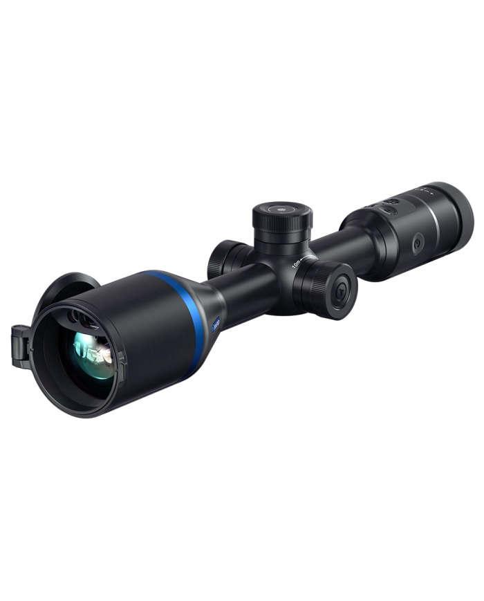 Zbliżenie na obiektyw 50 mm celownika PARD Pantera, skrywający sensor 640x512 px o rekordowej czułości termicznej NETD poniżej 14 mK, gwarantujący obraz bez szumów.