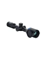 Widok pod kątem na termowizor myśliwski PARD Pantera 640 eX LRF, podkreślający integrację dalmierza laserowego oraz dużego obiektywu 50 mm do precyzyjnej obserwacji nocnej.