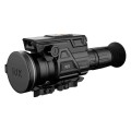 Rzut pod kątem na termowizor RIX DBH D12, z widocznym zintegrowanym modułem dalmierza laserowego LRF oraz zielonym wskaźnikiem, ułatwiającym precyzyjne obliczenia na dalekich dystansach.