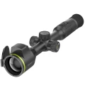 Widok ogólny celownika termowizyjnego Pixfra Pegasus 2 P650 LRF, prezentujący masywny obiektyw 50 mm oraz zintegrowany dalmierz laserowy do zastosowań myśliwskich i strzelectwa sportowego.