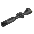 Tylna perspektywa celownika termowizyjnego Pixfra P650 LRF, ukazująca wygodną, profilowaną muszlę oczną oraz solidne wykończenie przystosowane do regularnej pracy w trudnych warunkach atmosferycznych.