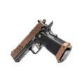 Zbliżenie na dolną część aluminiowego szkieletu broni Kimber 2K11 PRO, gdzie szeroki lejek magwell ułatwia błyskawiczne wprowadzenie dwurzędowego, 19-nabojowego magazynka na zawodach.