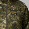 Zbliżenie na przednią kieszonkę kurtki myśliwskiej Seeland Avail Camo, funkcjonalny detal z zamkiem, idealny do przechowywania niezbędnych akcesoriów podczas wyprawy.