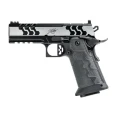 Zbliżenie na krótszy zamek pistoletu Kimber 2K11 PRO w formacie Commander. Widoczna masywna lufa Bull 4,25 cala z ryflowaniem, ułatwiająca sprawne dobycie broni podczas zawodów dynamicznych.