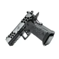 Detal kompozytowej rękojeści z agresywną teksturą w pistolecie Kimber 2K11 PRO Eclipse. Zintegrowany magwell i bezpiecznik chwytowy z wypustką memory pad przyspieszają płynną wymianę 19-nabojowych magazynków.