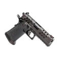 Detal szaro-czarnego, aluminiowego chwytu z agresywną teksturą w pistolecie Kimber 2K11 ROYAL. Widoczny obszerny lejek przyspieszający wymianę 19-nabojowych magazynków w trakcie przebiegów na torze.