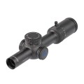 Widok pod kątem na lunetę celowniczą Delta Stryker HD z siatką DAMR, prezentujący ergonomiczne ułożenie otwartych wieżyczek balistycznych oraz dźwignię zmiany powiększenia throw lever.