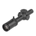 Zbliżenie na okular lunety Delta Stryker HD 1-8x24 z zamontowaną dźwignią throw lever, wspomagającą płynne przejście z powiększenia 1x do 8x w grubych rękawicach taktycznych.