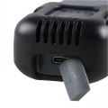 Detal dolnej części urządzenia Nitecore EMR20 z dwukierunkowym portem USB-C Power Delivery 18W, umożliwiającym szybkie ładowanie optyki myśliwskiej i elektroniki z wbudowanego akumulatora 10000 mAh.