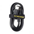 Zbliżenie na wzmocniony kabel USB-C dołączony do zestawu Nitecore, obsługujący szybkie ładowanie Power Delivery (PD) i umożliwiający sprawne zasilanie urządzeń taktycznych oraz powerbanka ze sklepu internetowego Ostoja24.