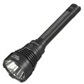 Zbliżenie na głowicę latarki Nitecore MH40 PRO z innowacyjną diodą LED UHi 40 MAX i układem optycznym PDOT, zapewniającym ekstremalny zasięg do 1300 metrów.