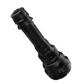 Zbliżenie na wbudowany w obudowę port USB-C latarki taktycznej Nitecore P40, umożliwiający szybkie i bezpośrednie ładowanie ogniwa Li-Ion 21700 podczas nocnego patrolu.