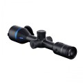 Detal okularu w termowizorze celowniczym PARD Pantera 640 eX 35 mm, kryjącego innowacyjny okrągły wyświetlacz OLED 2560x2560 px zapewniający ostry obraz i najwyższy komfort obserwacji.