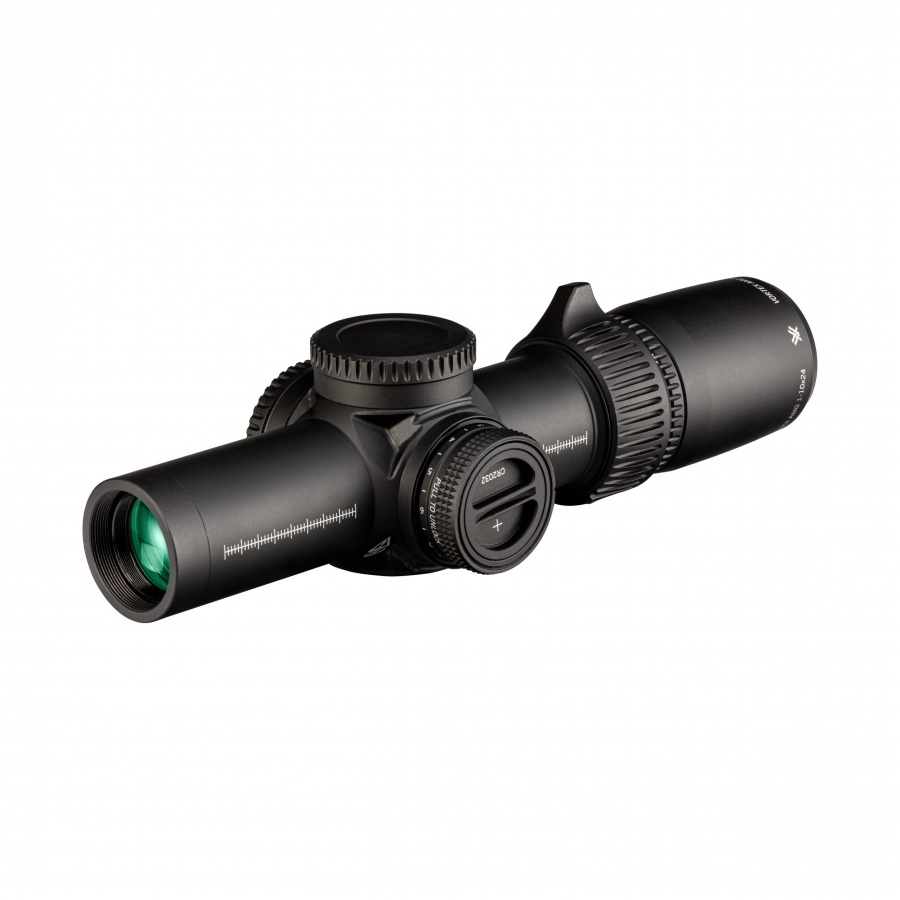 Rzut pod kątem na celownik klasy premium Vortex AMG 1-10x24, prezentujący kompaktową obudowę wykończoną twardym anodyzowaniem, idealną do precyzyjnego strzelectwa sportowego i zastosowań taktycznych.
