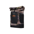 Boczny profil plecaka outdoorowego Blaser Travel Backpack w kamuflażu HunTec, ukazujący całkowicie zgrzewane szwy gwarantujące wodoszczelność oraz elastyczne kieszenie boczne na termos lub bidon.