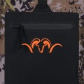 Zbliżenie na górne zamknięcie magnetyczne typu top-roll w plecaku Blaser Travel Backpack HunTec. Detal uwydatnia strukturę materiału i bezszwowe łączenia chroniące ekwipunek przed ulewą.