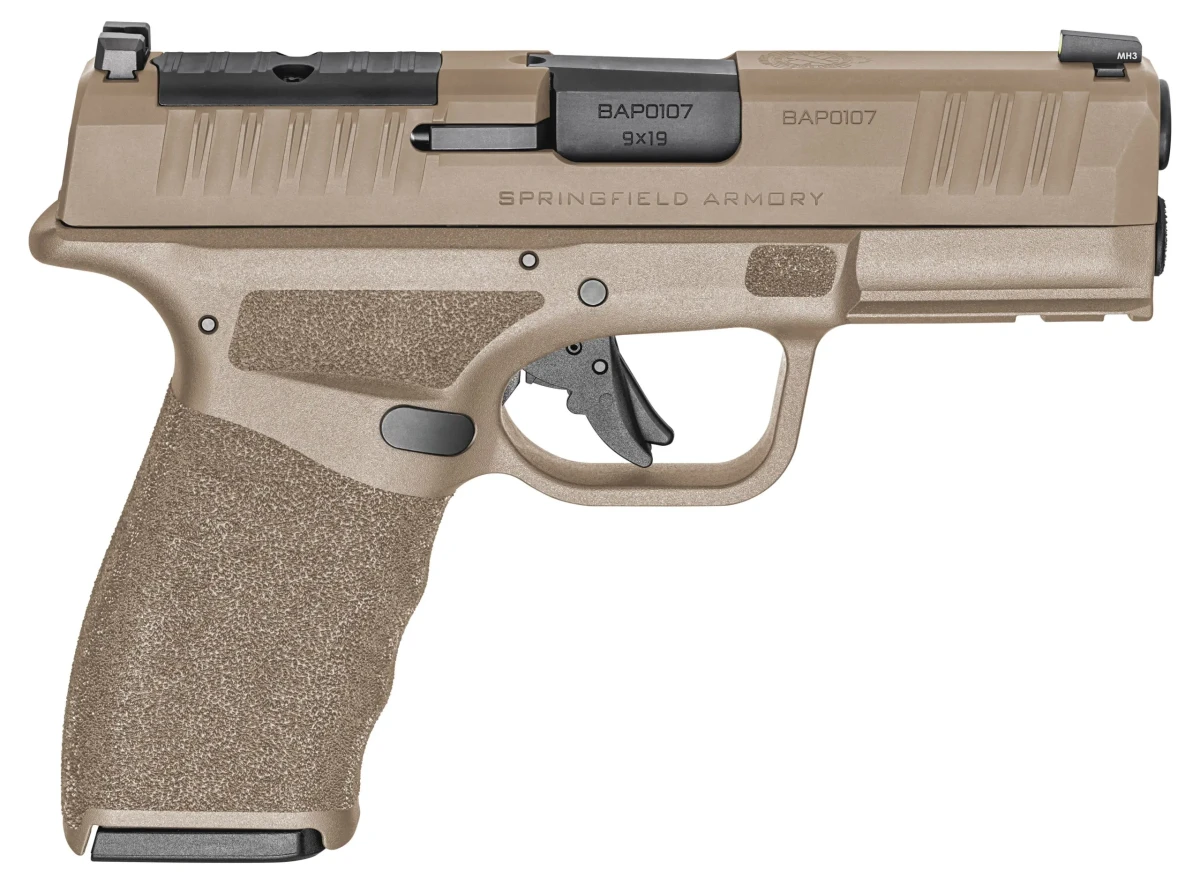 Pełna sylwetka subkompaktowego pistoletu HS H11 Hellcat PRO OSP 9x19 mm w militarnym kolorze FDE. Widok prezentuje polimerowy szkielet, stalowy zamek oraz ergonomiczny chwyt broni.