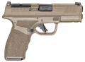 Pełna sylwetka subkompaktowego pistoletu HS H11 Hellcat PRO OSP 9x19 mm w militarnym kolorze FDE. Widok prezentuje polimerowy szkielet, stalowy zamek oraz ergonomiczny chwyt broni.