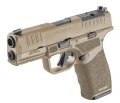Widok z perspektywy strzelca na kuty na zimno przewód lufy Match Barrel pistoletu HS H11 Hellcat PRO FDE oraz mechaniczne przyrządy: trytową muszkę i szczerbinkę U-notch.