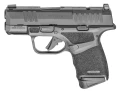 Detal ergonomicznego chwytu w czarnym pistolecie HS H11 Hellcat. Innowacyjna, agresywna tekstura na polimerowym szkielecie gwarantuje strzelcowi maksymalną stabilność broni i doskonałą kontrolę odrzutu.