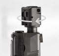 Detal przedniej części pistoletu 9x19 mm prezentujący aluminiowy kompensator nakręcony na lufę Match Barrel oraz stalową muszkę z trytem ułatwiającą celowanie w słabym oświetleniu.