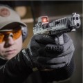 Ultralekki kolimator Vortex Defender-CCW zamontowany bezpośrednio na zamku pistoletu do skrytego noszenia. Niskoprofilowa konstrukcja z aluminium lotniczego idealnie komponuje się z linią broni krótkiej, zachowując pełną gotowość taktyczną.